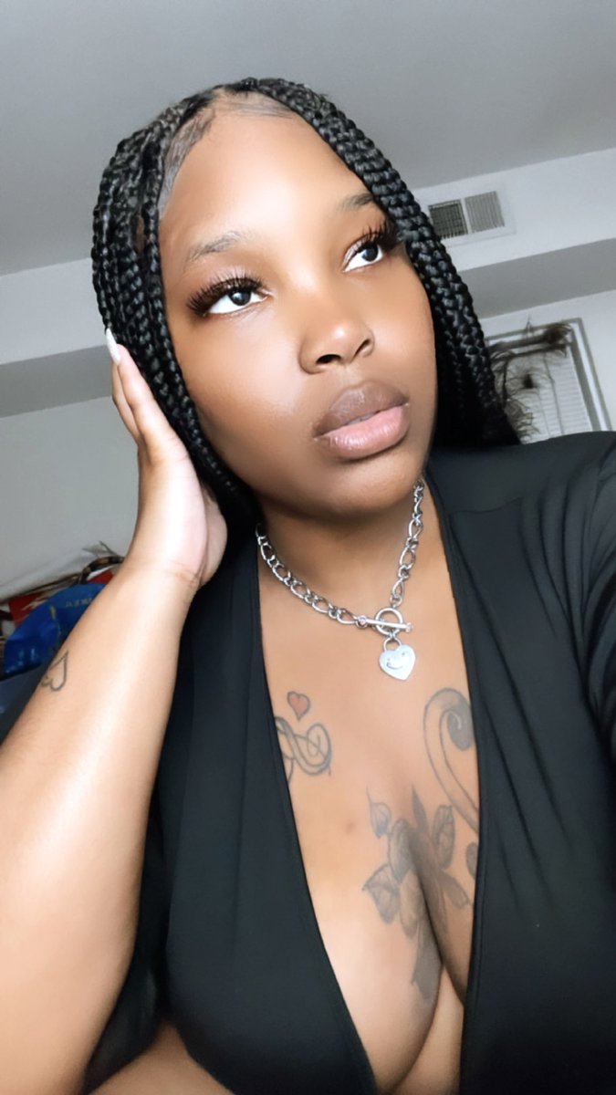 MimiiStallion's tweet photo. #Babyhairs appreciation since that’s my nigga fav feature on me 🙈😍🥹 https://t.co/q3nDNRsc5F