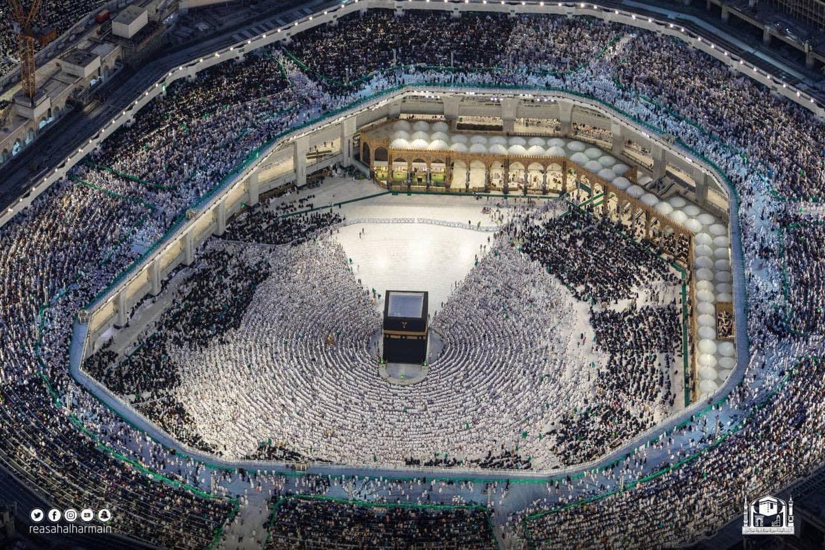 BashirAhmaad's tweet image. A religious and spiritual atmosphere in Masjid Al Haram on the 17th night of Ramadan. 🕋