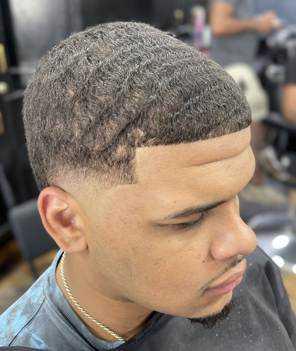 theMVB's tweet photo. #taper #taperfade #phoenixbarber #phoenixbarbers #labarber #labarbers #azbarber #tempebarber #lowtaper #dropfade #menshaircuts #360waves #waves https://t.co/XqCgcWchxP