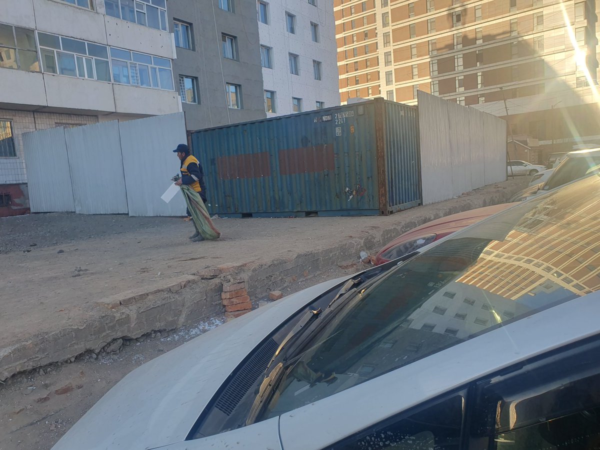 tulgabat_ez's tweet image. Нийтийн эзэмшлийн тохижилт хийхээр шаазан ваарны хойд гараашуудыг буулгаал шоудаад байсан. Одоо хашаалаад нэг нь эзэн суужээ.
Хүний гарааш, өмчид халдаж буулгачаад ингэмээргүй байх юмаа.