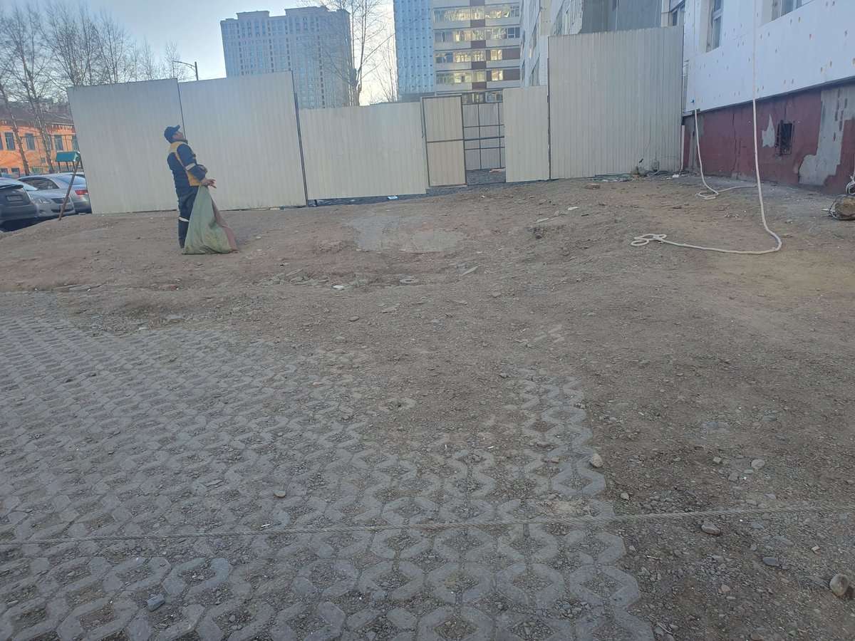 tulgabat_ez's tweet image. Нийтийн эзэмшлийн тохижилт хийхээр шаазан ваарны хойд гараашуудыг буулгаал шоудаад байсан. Одоо хашаалаад нэг нь эзэн суужээ.
Хүний гарааш, өмчид халдаж буулгачаад ингэмээргүй байх юмаа.