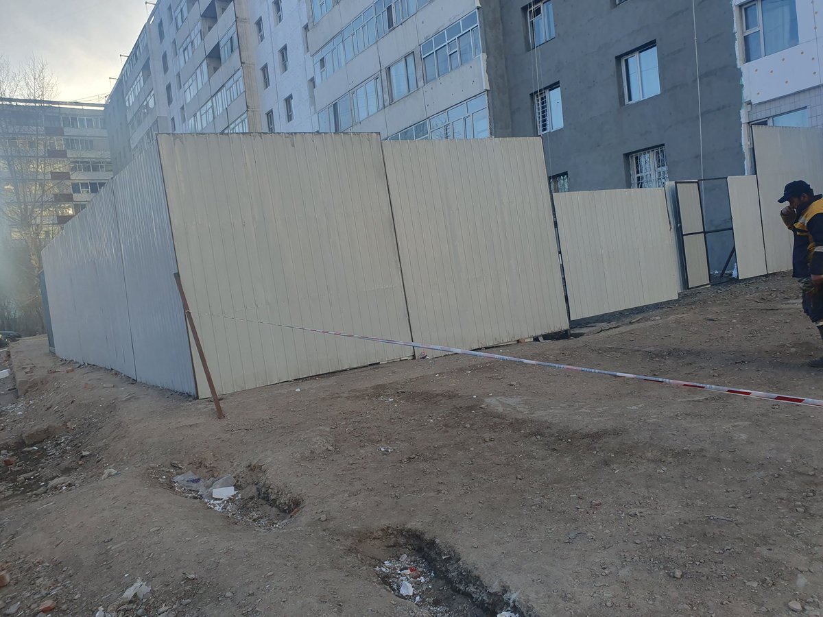 tulgabat_ez's tweet image. Нийтийн эзэмшлийн тохижилт хийхээр шаазан ваарны хойд гараашуудыг буулгаал шоудаад байсан. Одоо хашаалаад нэг нь эзэн суужээ.
Хүний гарааш, өмчид халдаж буулгачаад ингэмээргүй байх юмаа.