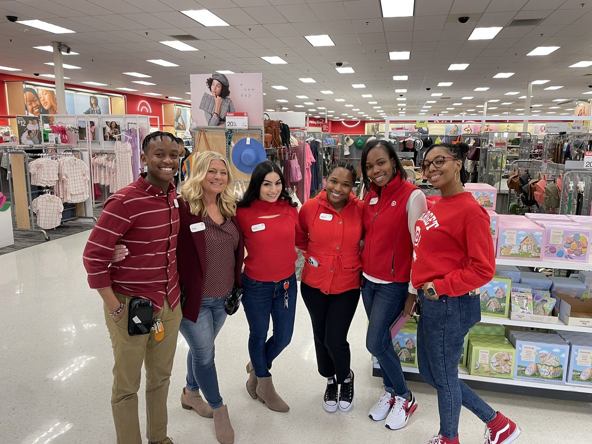 BasilatTarget's tweet image. LOVED hosting our G195 HR Director @MyeshaAbdul and her two BPs @TGT_Angel and Tiffany Osaze! Loved having you all @ 281!! 😁