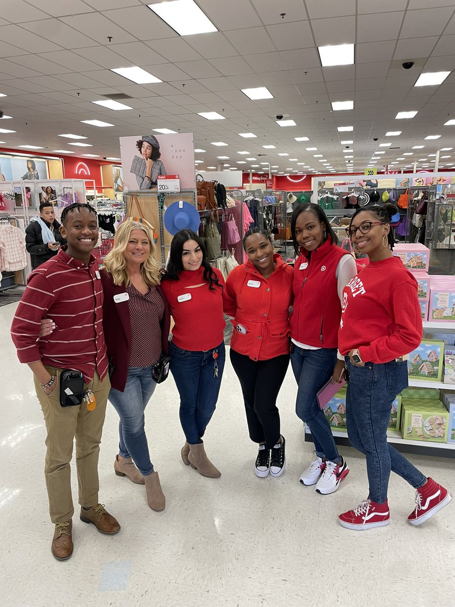 BasilatTarget's tweet image. LOVED hosting our G195 HR Director @MyeshaAbdul and her two BPs @TGT_Angel and Tiffany Osaze! Loved having you all @ 281!! 😁