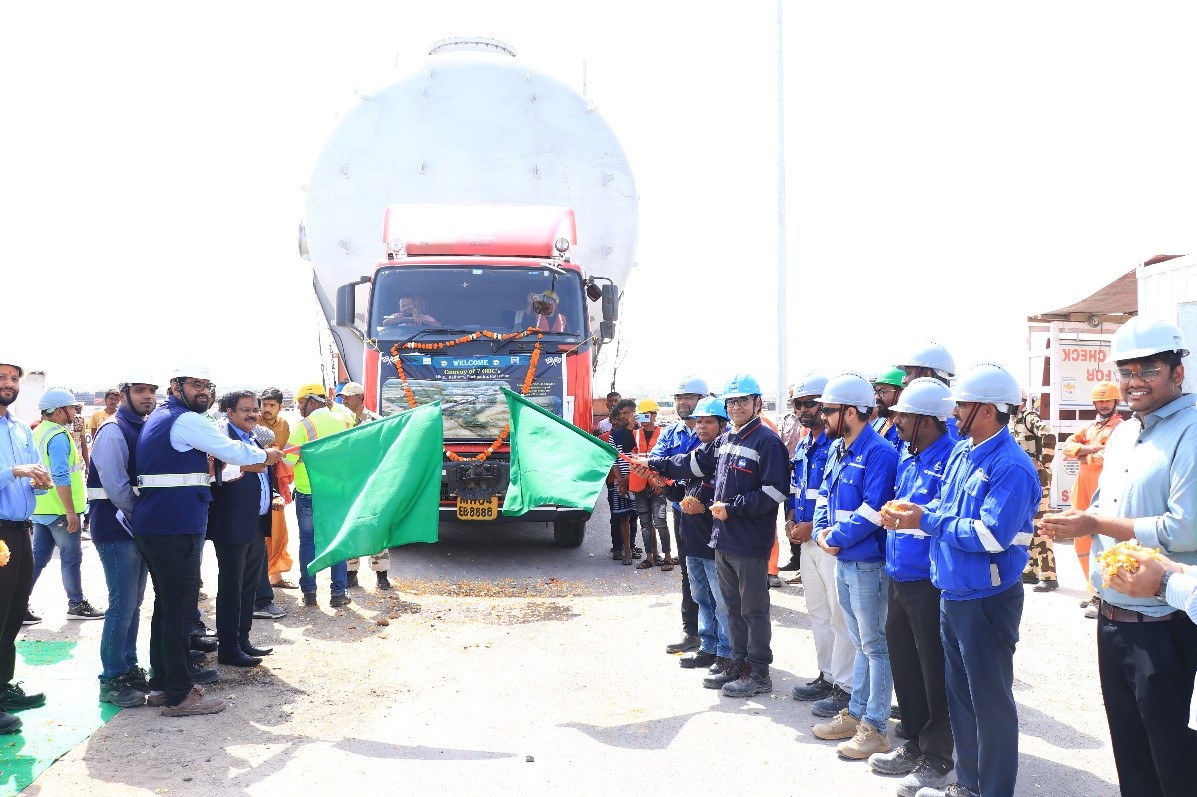 EngineersIND's tweet photo. Team EIL along with Team HRRL flagged in 7 Super “Over Dimensional Consignments” (ODC)s to the #HRRL site as part of the PFCCU unit of the prestigious mega project.
@HardeepSPuri @Rameswar_Teli @Vartika15791157 @HPCL
#EILProjects #ODC #HeavyEquipment #Engineering #Petroleum https://t.co/X14nnUqY1Q