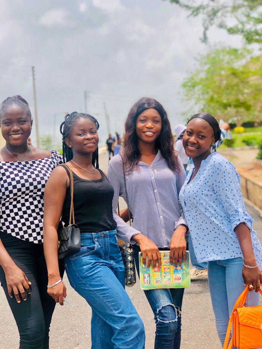 Symply___peace's tweet photo. @Queen_Aeesha My friends and I smilinggg🙂. Well that's me in the camisole https://t.co/GIfvgw9n1L