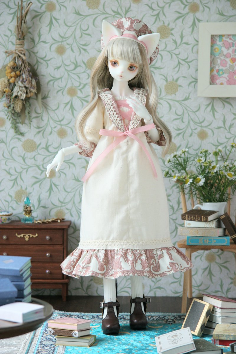 Yagyou_dolls's tweet photo. 猫ダマスク柄のピンクはセーラーワンピースに。
おやハッカさん、本の整理ですか？

「ごほん、たくさん、あるのです」

あ、途中で読み始めちゃってる。

#dearmine
#うちのこかわいい https://t.co/uJOzcMPQft