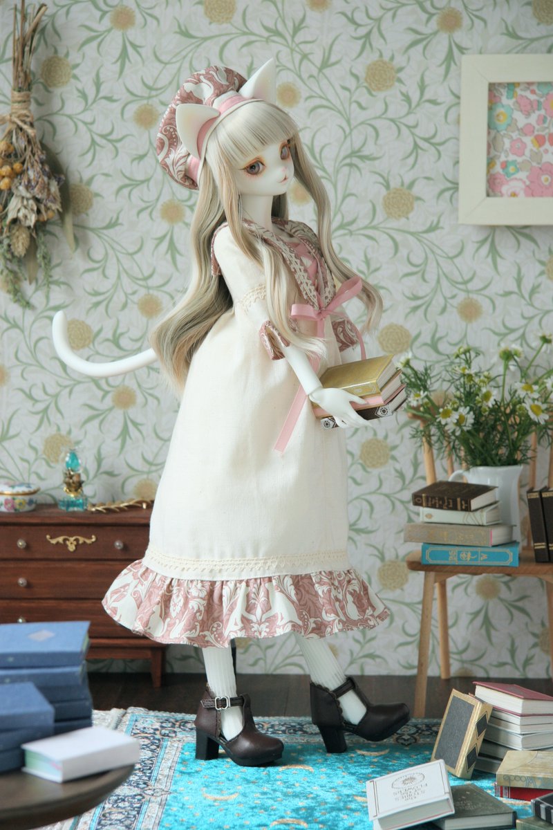 Yagyou_dolls's tweet photo. 猫ダマスク柄のピンクはセーラーワンピースに。
おやハッカさん、本の整理ですか？

「ごほん、たくさん、あるのです」

あ、途中で読み始めちゃってる。

#dearmine
#うちのこかわいい https://t.co/uJOzcMPQft