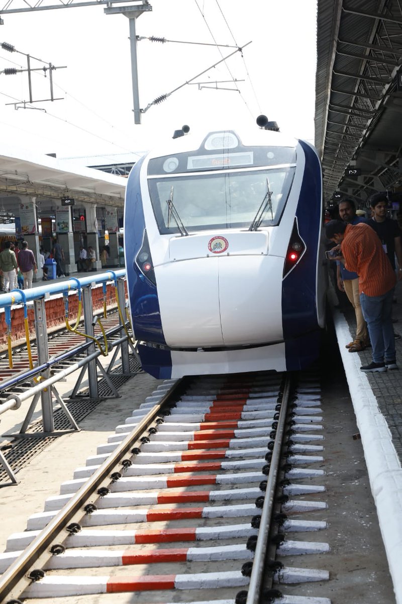SCRailwayIndia's tweet photo. Live links of flagging off of #VandeBharat Express between #Secunderabad &amp; #Tirupati

https://t.co/ehZMqdABeR

https://t.co/RTC6wPGRuD

@RailMinIndia @AshwiniVaishnaw @kishanreddybjp https://t.co/RdoZo0dmVY