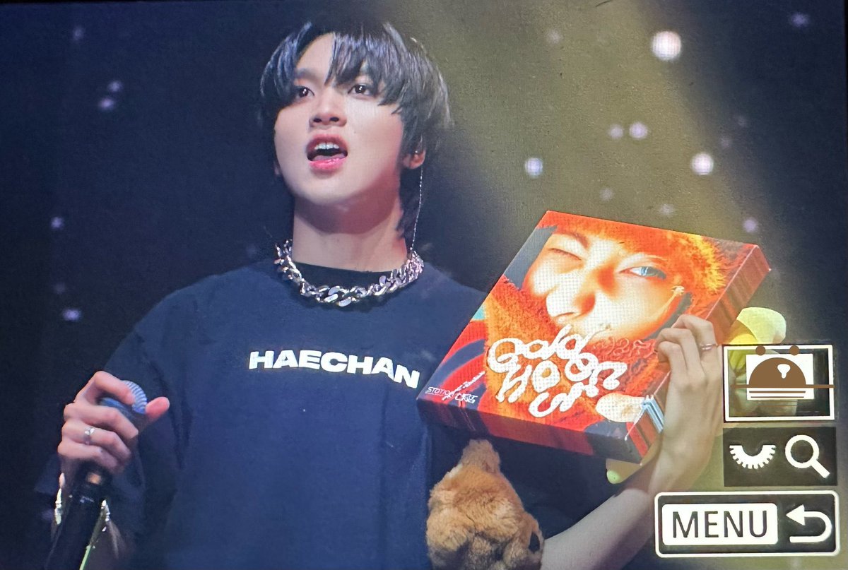 xneojunx's tweet photo. oh ☹️ he looks so happy with his goldenhour mark cover 😭😭 https://t.co/FqdjE1iQ5z