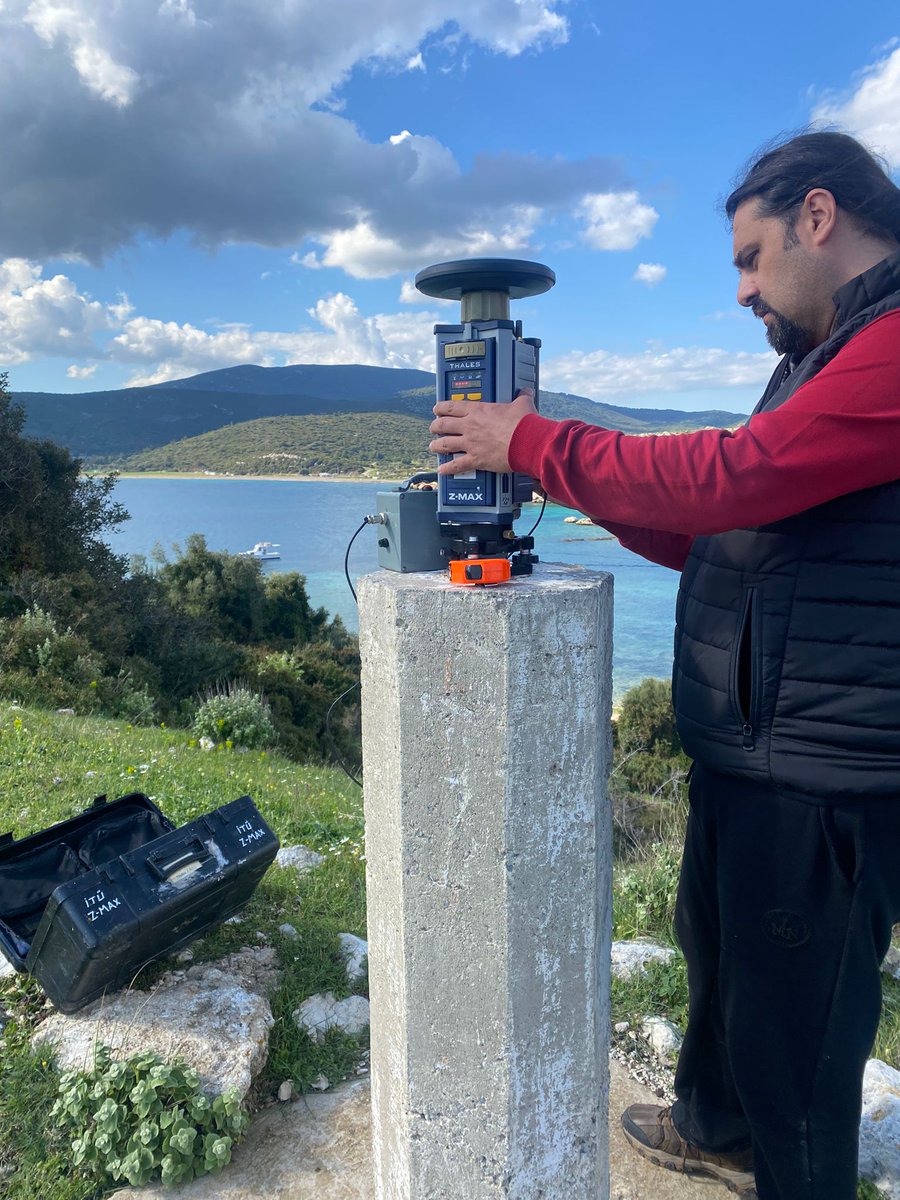hibsolak's tweet photo. TÜBİTAK 121Y259 numaralı deprem araştırma projesi kapsamında 8 kişilik ekip ile İzmir ve çevresinde GPS ölçüleri devam ediyor. @itiryakioglu @ProfHasanMandal @Karakas1969 @AKU_DUAM https://t.co/CcMkZQxvhS