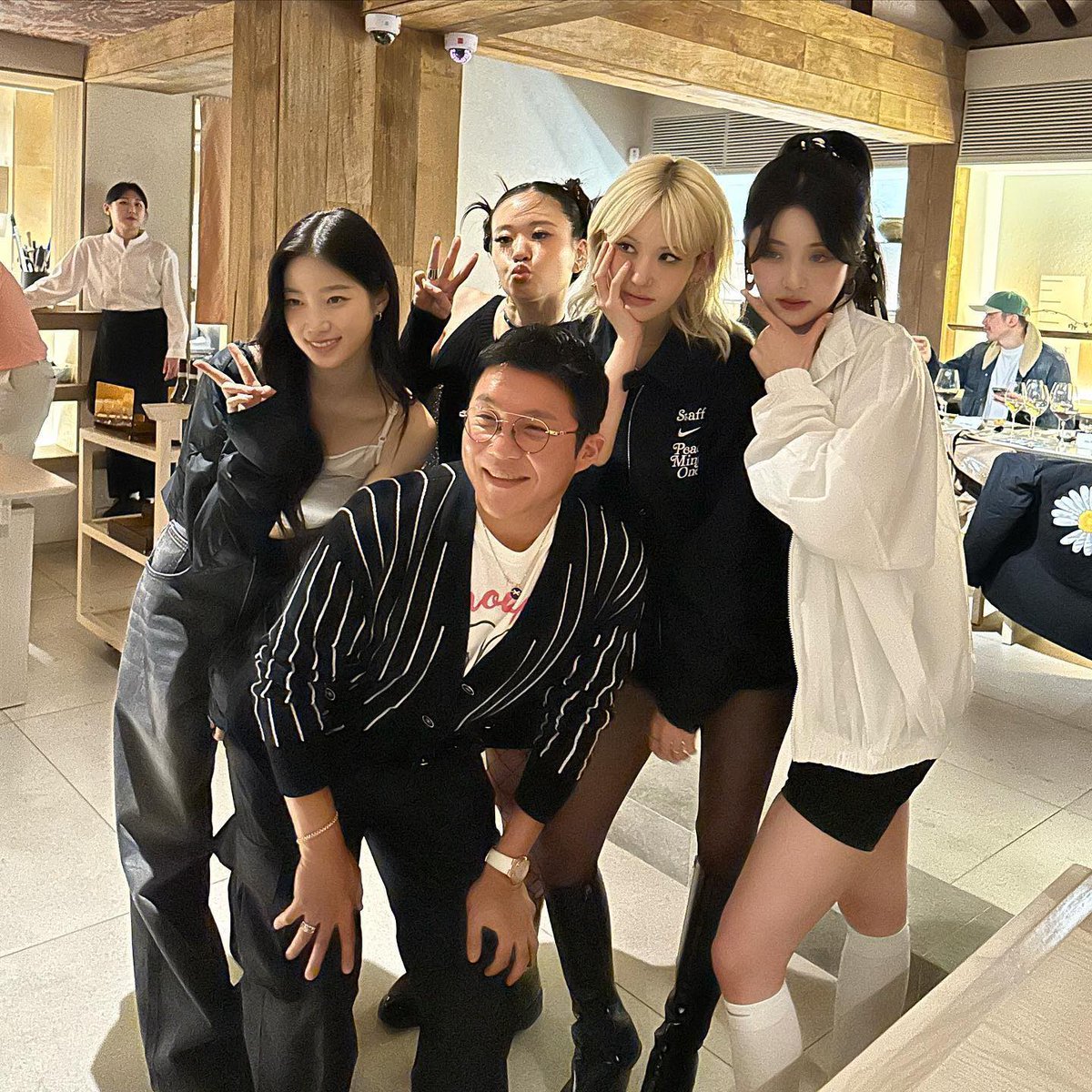 somihourly's tweet photo. SOMI WITH YUNJIN AND KAZUHA https://t.co/HjvWLQ98KJ