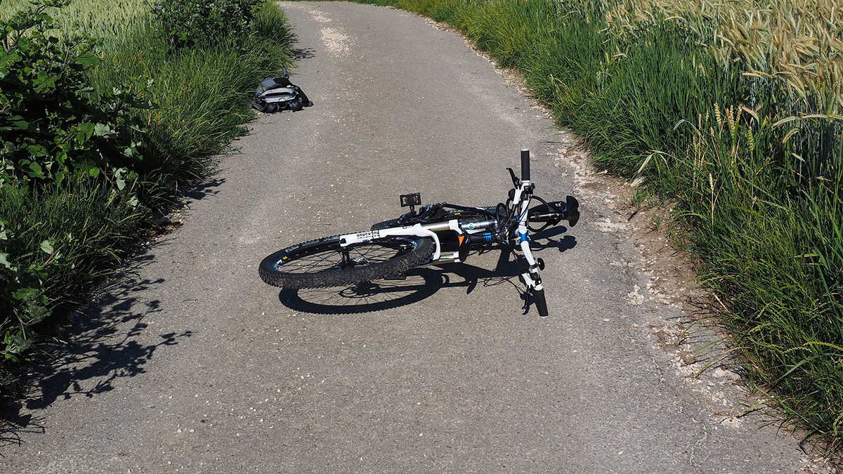 FahrradClub's tweet photo. Mit dem Fahrrad gestürzt oder kritische Situationen alleine mit dem Rad erlebt? 🚴 Die @uni_kassel sucht Teilnehmende an einer Umfrage zum Einfluss von Infrastruktur auf Alleinunfälle mit dem Rad: https://t.co/0W0lKADJge 📝 https://t.co/TkAItB3Xer