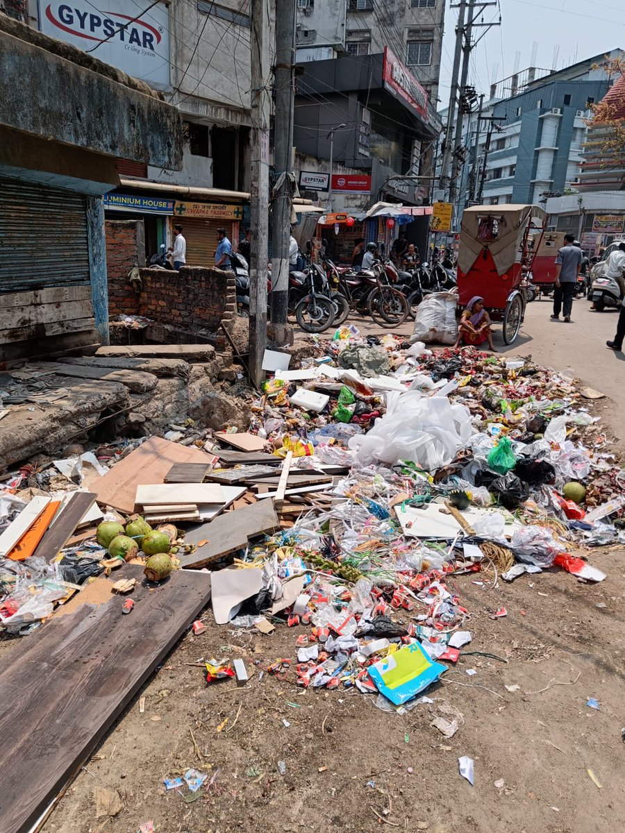 saahilkej's tweet photo. Dear @gmc_guwahati @GMDAGuwahati  @mrigen_sarania @TheAshokSinghal @himantabiswa 

I have lived in Athgaon, Guwahati for 20 years and this spot has always looked the same. It gets cleaned once in 6 months and is a breeding ground of diseases affecting children in the area. https://t.co/OBHOEcevHu