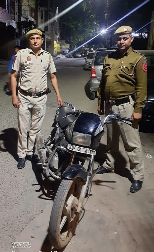 PCR staff of South Zone,  recovered a stolen vehicle motorcycle in  Ambadkar Nagar area vide Case E- FIR No. 09816/23 PS Ambedkar  Nagar, Delhi.
<a href="/CPDelhi/">CP Delhi #DilKiPolice</a> 
<a href="/DelhiPolice/">Delhi Police</a> 
<a href="/DCPSouthDelhi/">DCP South Delhi</a> 
<a href="/dcp_southwest/">DCP South West District</a> 
<a href="/DCPSEastDelhi/">DCP South East Delhi</a> 
<a href="/DCPNewDelhi/">DCP New Delhi</a>
