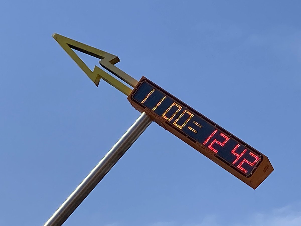 filognosy's tweet photo. We zijn altijd in de war, behalve in Amersfoort op het stationsplein, want daar weer je perfect hoe laat het niet is. https://t.co/rt2nJIYDrC