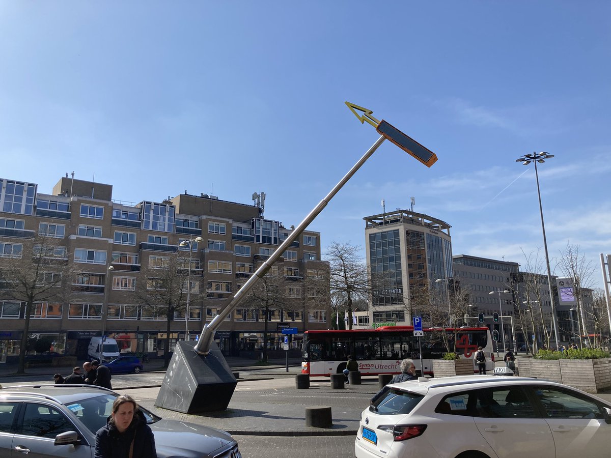 filognosy's tweet photo. We zijn altijd in de war, behalve in Amersfoort op het stationsplein, want daar weer je perfect hoe laat het niet is. https://t.co/rt2nJIYDrC