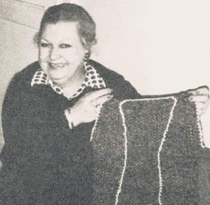 “Tarlada doğmuşum ben. 
Annem göbeğimi 'çekme' bıçağı ile kesmiş, şalvarına sarıp, atmış atının terkisine, getirmiş eve.
23 Nisan 1929'da, Tekirdağ'ın Büyükyoncalı köyünde.
Mürüvvet Sim, yarım asırlık ömrünün başlangıç noktasını böyle özetliyor.