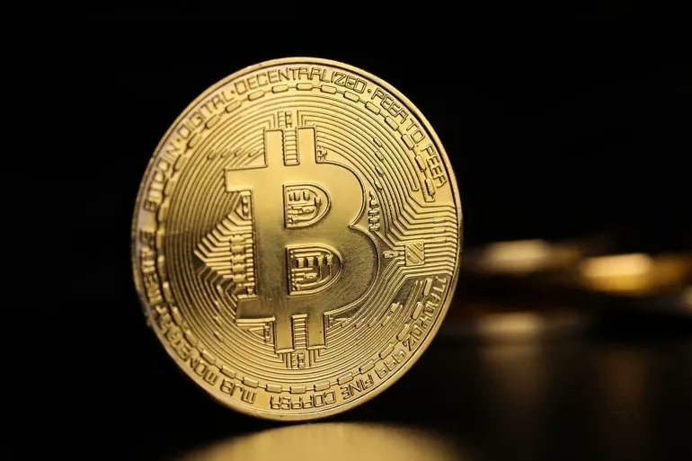 Glassnode data shows that there are 15,962 addresses holding more than 100 bitcoins, a three-month low.