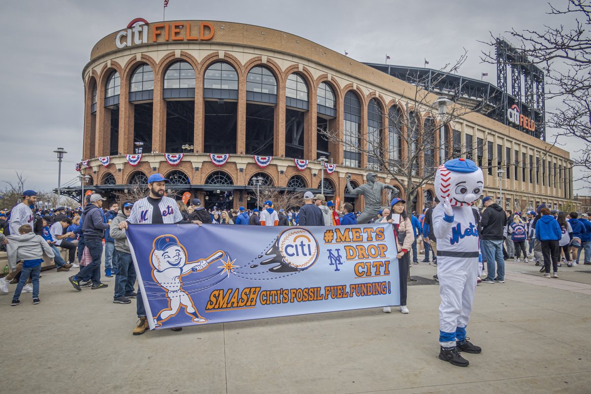 ClimateSold's tweet photo. At opening day 2023, Mr Met said Citigroup's massive $285B fossil fuel funding causes longer heatwaves, heavier rainstorms, and faster sea level rise. How you gonna play baseball on a flooded field or when it's a hundred degrees all summer? #MetsDropCiti -- photo by Erik McGregor https://t.co/XpKu0YCIyV