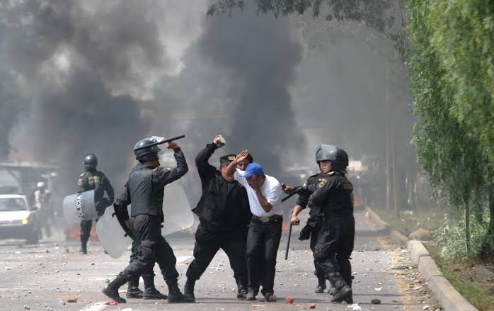 Bildungof's tweet photo. @SantiagoCreelM @latinus_us Cómo el PAN con Atenco verdad, un buen de libertad, los perros de García Luna agrediendo Sexualmente mujeres, eres o te haces Santiago. Digo porque los chairos no van a dejar que los Whitexican regresen al poder sino estan en Morena. https://t.co/Lc4Kx7h2ew