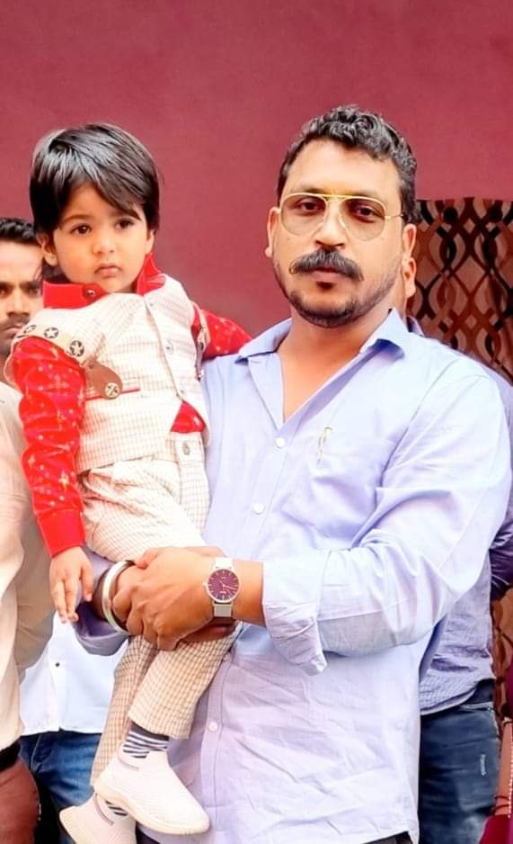 Dramit9557's tweet photo. देश के सबसे बडे क्रांतिकारी योद्धा @BhimArmyChief की गोद मे भविष्य क्रांतिकारी का kgf https://t.co/ajrm4NwFaP