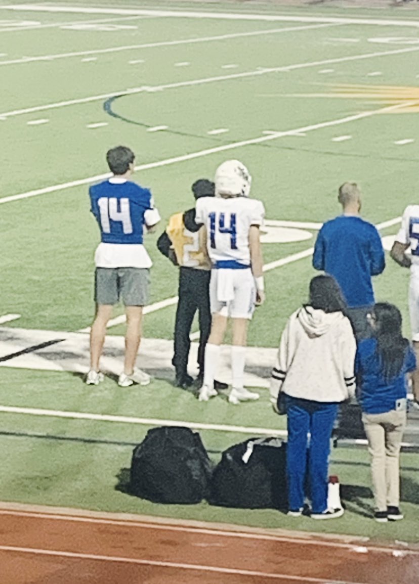 JacquelynNaber's tweet photo. Ever felt a photo? @FHSRACCOONFB
Family>program ๐๐
#my14 https://t.co/HOiSuS65w0
