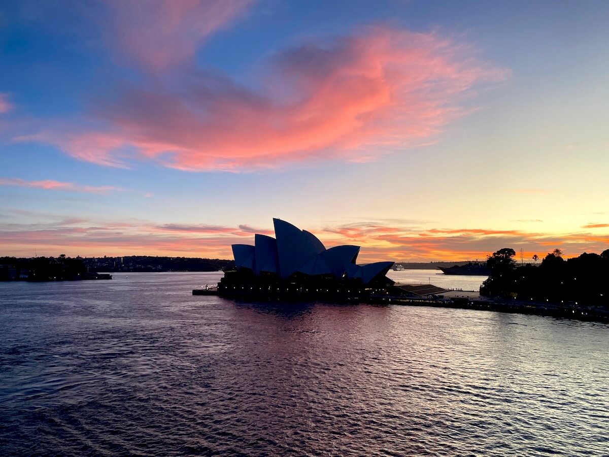 Sydney is Australia's most photographed city - with iconic landmarks like the Opera House and the Sydney Harbour Bridge dominating the skyline. #Sydney #Australia endlessfamilytravels.com/3-day-sydney-i…