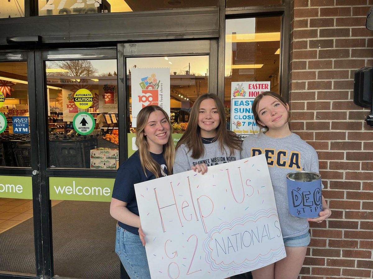 DECASMN's tweet photo. SMN DECA baggin' some groceries to help raise funds for ICDC in Orlando! https://t.co/UuZc3CUsLN