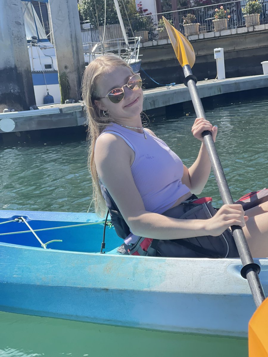 karrie_joy's tweet photo. Newport Beach, CA. I will not mention that the breeze is “chilly” here, because the sun and clear blue skies are incredible. 🛶☀️🌴 #girltrip #sunfordays #kayakadventures #cousins #possiblysunburned https://t.co/sBYWv9jqo3