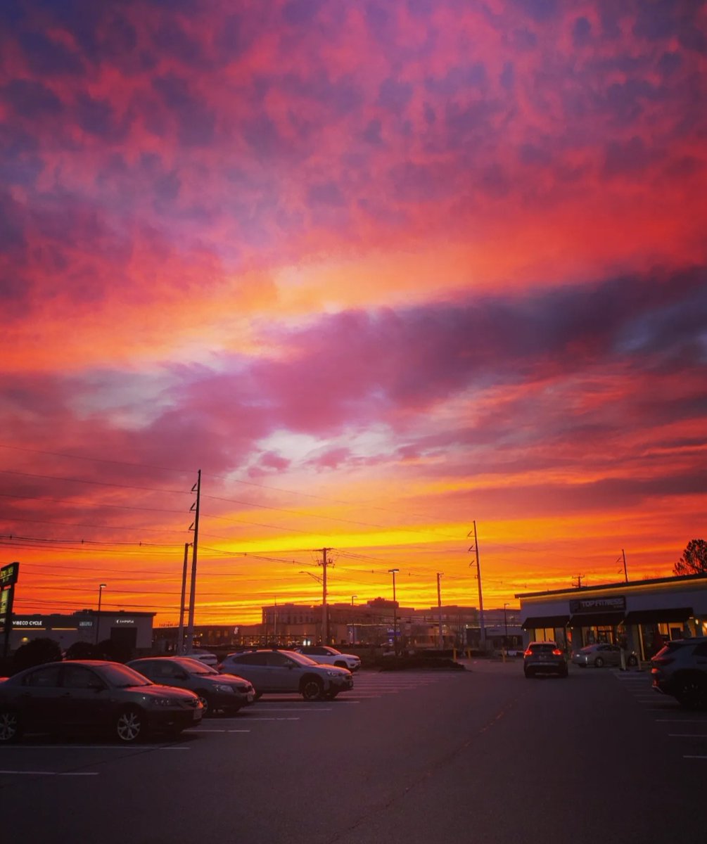 We are living for the afterglow at #BNsalem. Books, sunsets and coffee are our fave! How was your Friday? 

#bn #sunset #sunglow #fridaynight #friyay #booksallday #books #coffee #goodvibes