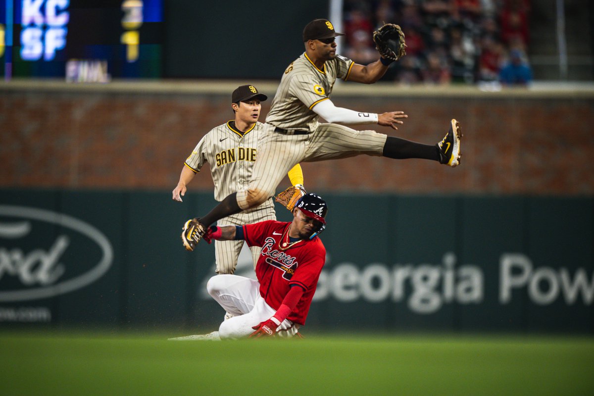 Padres's tweet photo. A work of art 🖼 

#BringTheGold https://t.co/STlZhQ7YkM