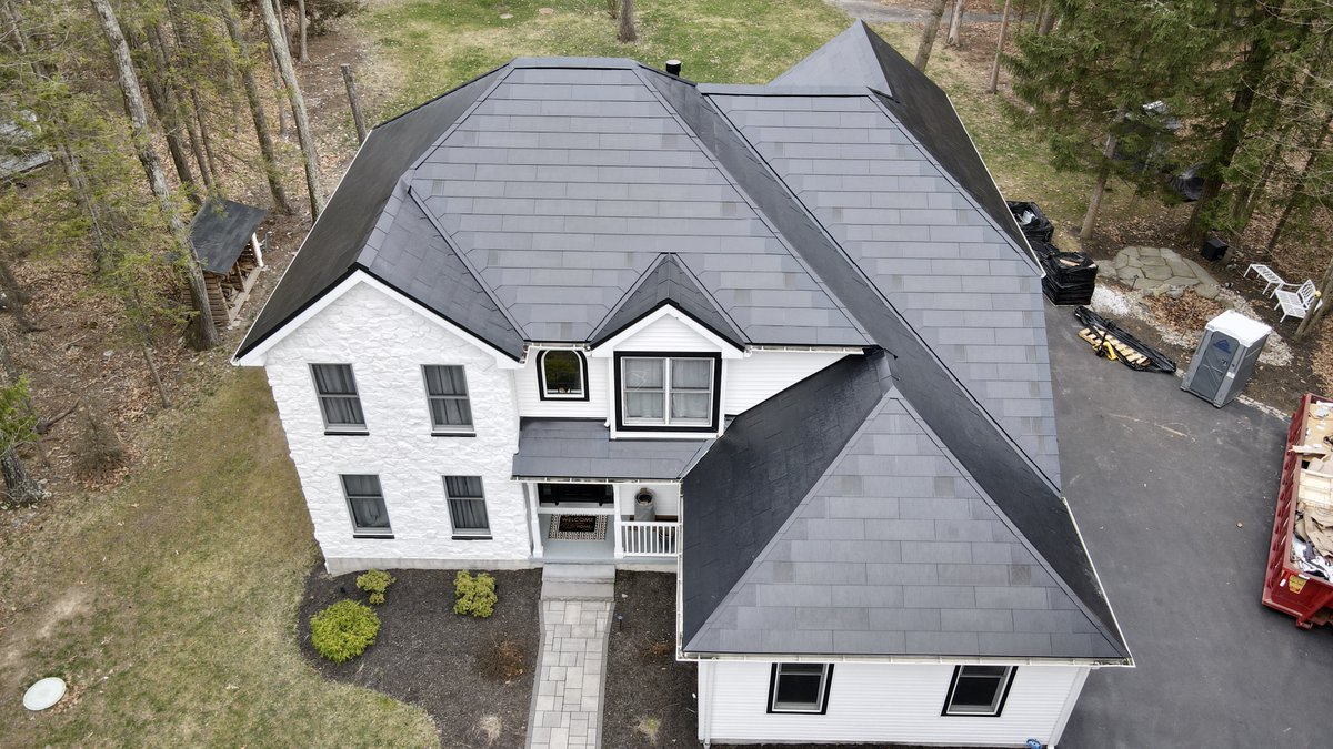RoncitoEV's tweet photo. Now we’re powered by the sun ☀️ 🔋
@Tesla Solar Roof looks amazing🤩 
@TeslaSolar https://t.co/He5q7HNqTT