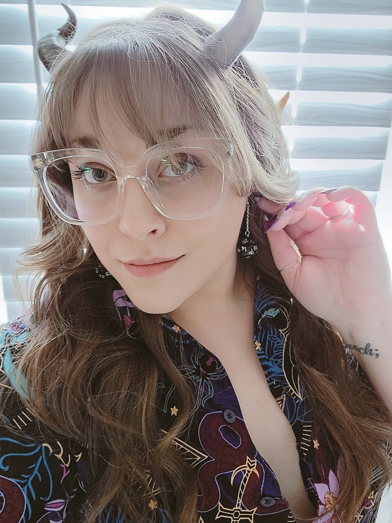 Aleeriana_Cosplay (@alerianacosplay) on Twitter photo Whatever gender this is- I'm totally loving it. Date night for the #DnDMovie Representing <a href="/CriticalRole/">Critical Role</a> <a href="/executivegoth/">Taliesin Jaffe</a> #lovethisshirt Whatever gender this is- I'm totally loving it. Date night for the #DnDMovie Representing <a href="/CriticalRole/">Critical Role</a> <a href="/executivegoth/">Taliesin Jaffe</a> #lovethisshirt
