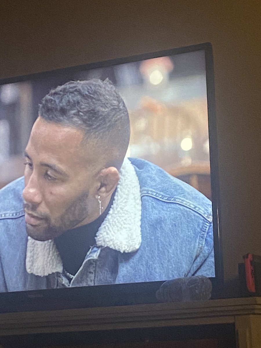 cat_m0m's tweet photo. This man is out here trying to steal someone else’s girl when his ear looks like THAT?! 😩 #LoveIsBlind https://t.co/5iGyfYf6Y1