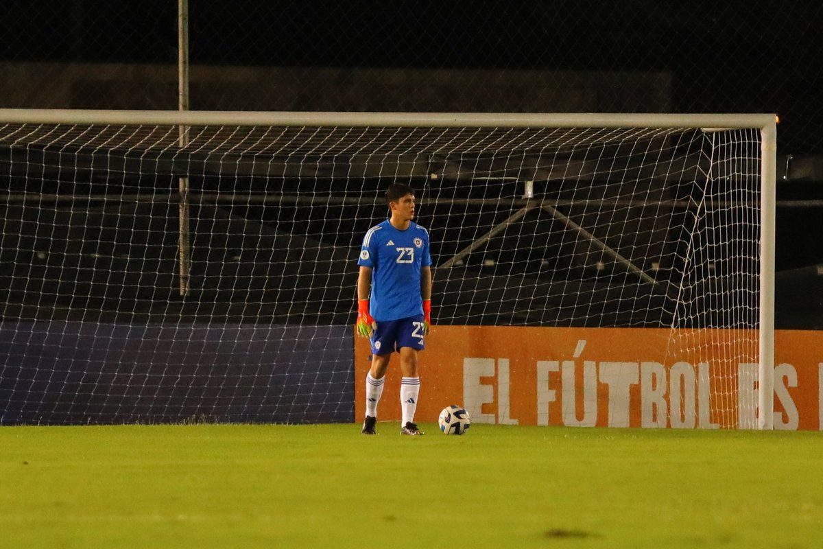 LaRoja's tweet photo. 🧤 ¡Hay arquero! 🤩

☺️ ¿Cuántos RT merece el arquero Francisco Valdés? https://t.co/WQEecacC7G