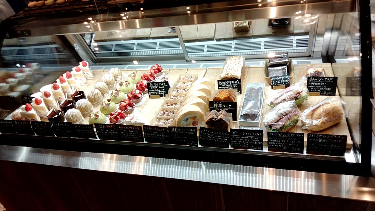 tamamizuc's tweet photo. #ENTIER
甘いものが食べたい欲求に駆り立てられ、ケーキを購入🍰どれと美味しい😊😍🌟甘すぎず、上品な控えめな甘さ…♡しあわせ♡🥺
そして大問題!甘いものを食べると次はしょっぱいものが食べたくなる(そして甘いも)🤔デブのループに陥ってる😂
#西小山
#デブ街道まっしぐら https://t.co/5bgbQSpEkp
