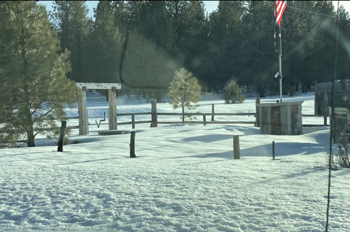 CraigSh49850532's tweet photo. Well #oregonstandoff if you have to use the piss stop on 395 the untrammeled 2’ of snow makes it a challenge. #quicklyforgotten https://t.co/Jeb8iXVk5b