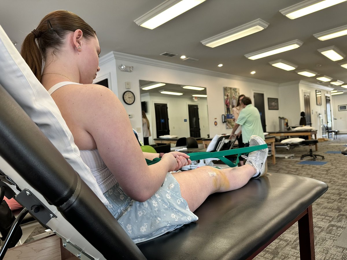 sofia412curtis's tweet photo. Officially one week post op! 💪🏼🦿@ACLclub @ACLrecoveryCLUB https://t.co/hpX6J6JyIV