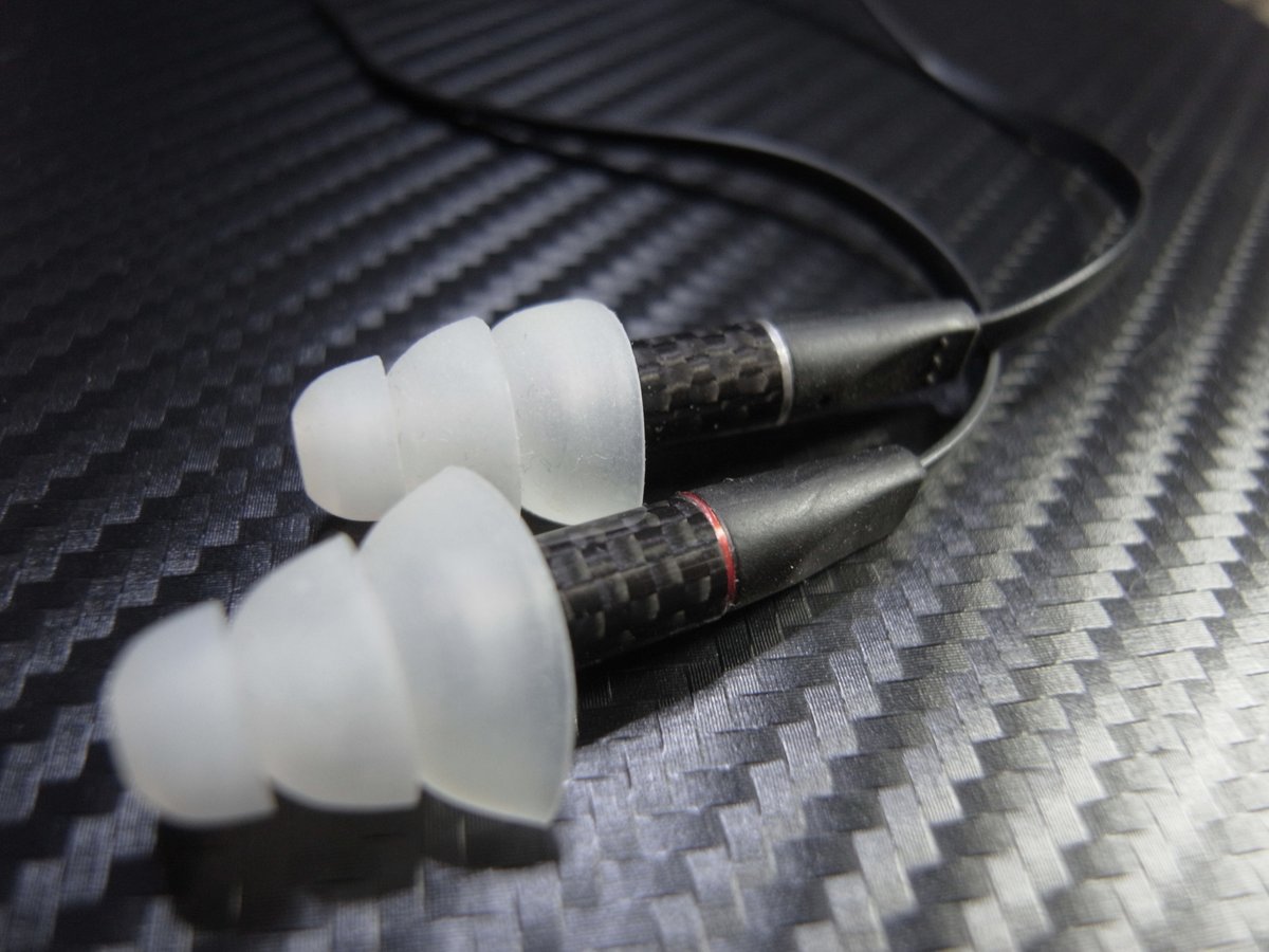 data0x00's tweet photo. 愛機の一部、ZEROAUDIO CARBOi。手持ち形も音も最も尖ったイヤホン。周波数帯域8～70Hzの化け物。しかも鳴らしにくい。普通のイヤピではスカスカ、三段フランジで耳に突き刺して十分な音量に上げると上から下まで攻撃的に鳴る。出過ぎる帯域もない。慣れれば名機。
#イヤホン #ZEROAUDIO #CARBOi https://t.co/gfaKVHVruR