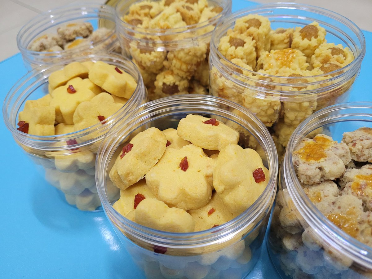 ellynrhnd's tweet photo. Awak dah beli kuih raya ke belum? Kita  boleh cod area Klang Valley tau. Esok (9/4) last day kita collect order 👀 https://t.co/l9QjKMqr0a