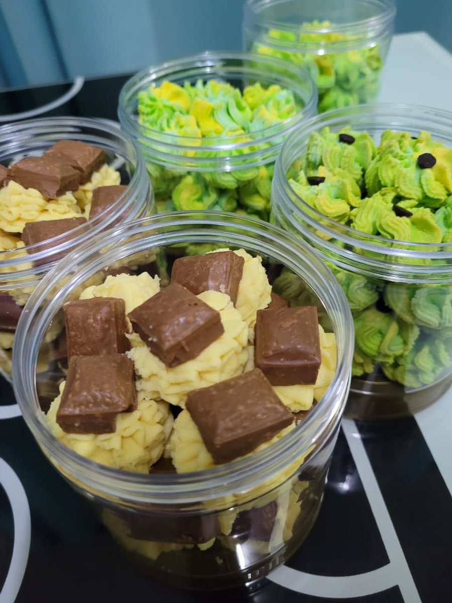 ellynrhnd's tweet photo. Awak dah beli kuih raya ke belum? Kita  boleh cod area Klang Valley tau. Esok (9/4) last day kita collect order 👀 https://t.co/l9QjKMqr0a