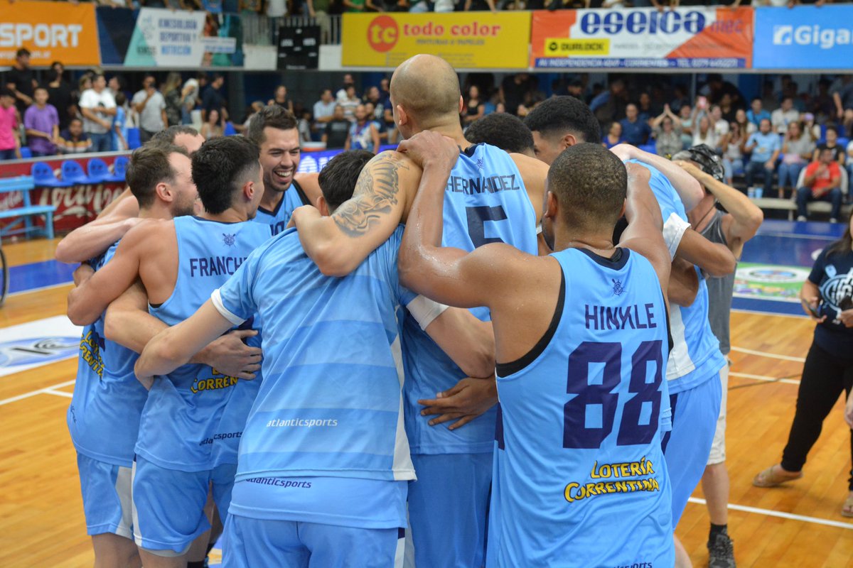 #CRC | ¡GANOOÓ EL EQUIPO DE LA CIUDAD! 👻🎉

Se quedó con el clásico correntino ante San Martín en casa 🏡 Fue 75 a 68 con 17 puntos de Andrés Jaime.

💙 Quedan 3 partidos de fase regular, los dos próximos en el José Jorge Contte 💪🏼

#VamosParque👻 #LigaNacional🏀