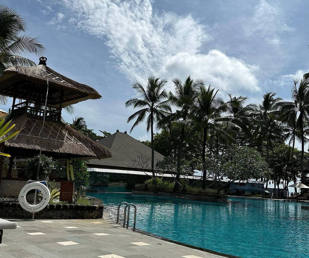 Our last day is being spent at The Laguna Resort &amp; Spa, Nusa Dua, Bali. This Marriott property is pristine, beautifully maintained, and has many activities to offer. Check-out the last two photos that show the very dramatic tide shifts here. At one point… instagr.am/p/CqwetnVPsKM/