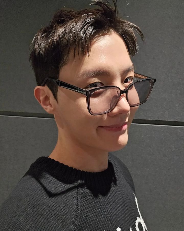hope__of's tweet photo. [230408 | uarmyhope IG #jhope] 

✂️

아 호석이 머리 자른거 너무 예뻐ㅠㅠ https://t.co/VZkAJYmEiN