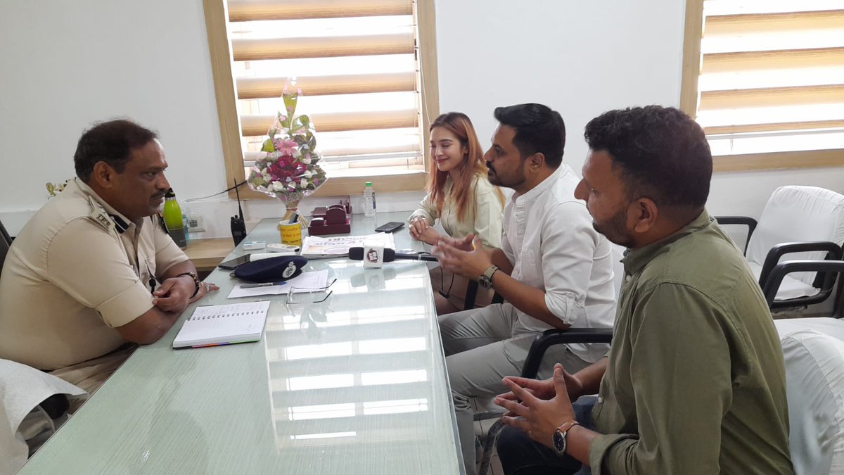 रेडियो प्रसारण के माध्यम से भी यातायात नियमो के पालन हेतु जागरूक किया जाएगा। माय एफएम इंदौर की टीम ने डीसीपी, यातायात प्रबंधन से मुलाकात कर सुगम, सुरक्षित एवं सुखद यातायात में सहयोग के लिए चर्चा की। <a href="/CMMadhyaPradesh/">Chief Minister, MP</a>
<a href="/mohdept/">Home Department, MP</a> <a href="/DGP_MP/">DGP MP</a> <a href="/CP_INDORE/">Commissioner of Police,Indore</a>  <a href="/MPPoliceDeptt/">Madhya Pradesh Police</a> @manishagrawal07