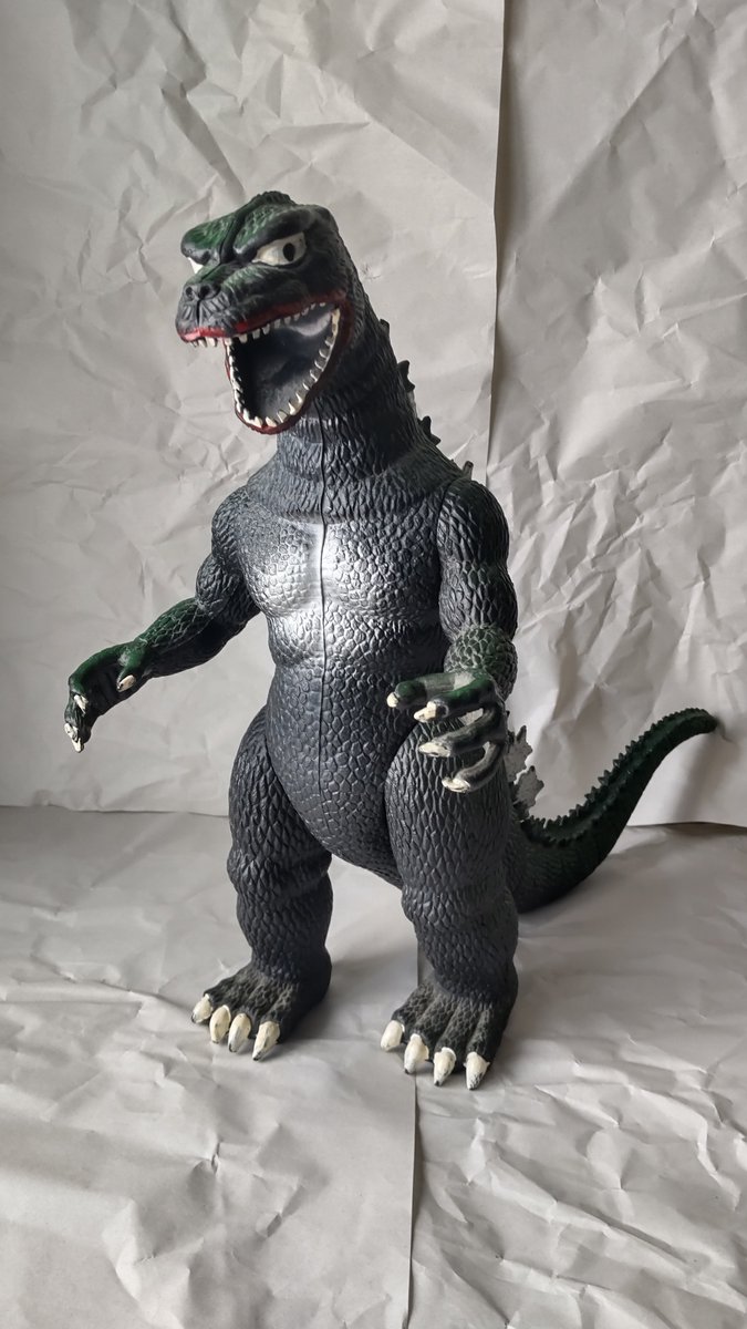 39man5963's tweet photo. 😀先日オクで出品されていたのを見て
『同じのもってる！』と引っぱり出したら
ちょっと違った！

インペリアルトイ？　ゴジラです。

ゆるい造形と彩色…でも大きさは緩くないゾ。
小さい頃から口紅が気になってたけれど、
塗りつぶすのも違うんだろうなぁ😌

#IMPERIALTOY #インペリアルトイ https://t.co/HevOfDKbiu