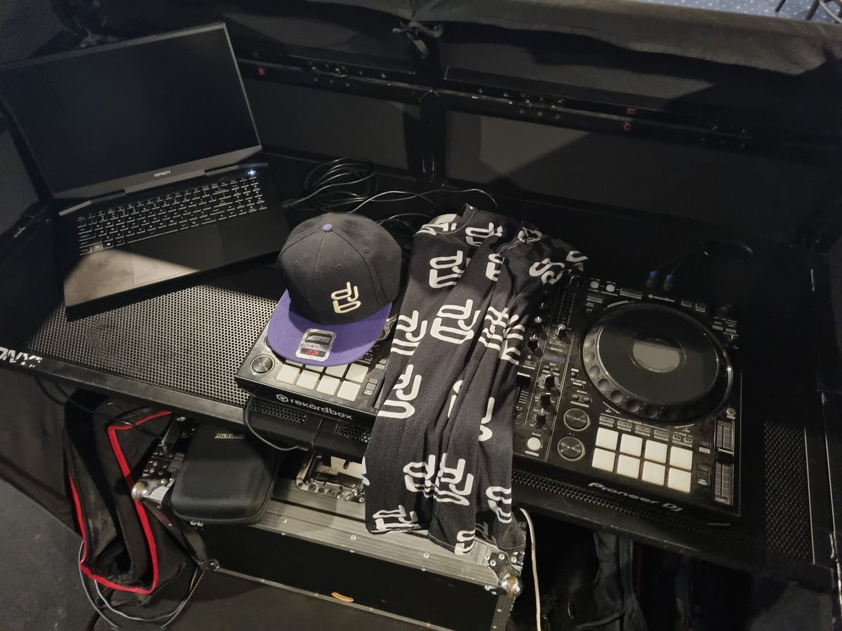 DJB_AUS's tweet photo. Who is ready for Gladstone's biggest night of the year!!! Easter raceday, B2G yacht race and harbour festival all on today/tonight ... AND me at @rockyglenhotel4680 from 3pm to midnight!! Yes! 9hrs of DJB mayhem! Bring your dancing shoes and your drinking boots, you'll need both https://t.co/eJDl6z3oNu