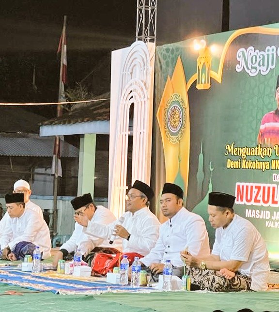 Terus bergerak, "Melawan Politisasi Agama dan Sosialisasi Fiqih Peradaban NU" minggu ini di beberapa wilayah Jawa Tengah. Ndak peduli siapapun Capres, Caleg atau Parpolnya, jangan jadikan agama sebagai alat utk menghipnotis umat demi syahwat politik pribadinya. Jangan pecah belah