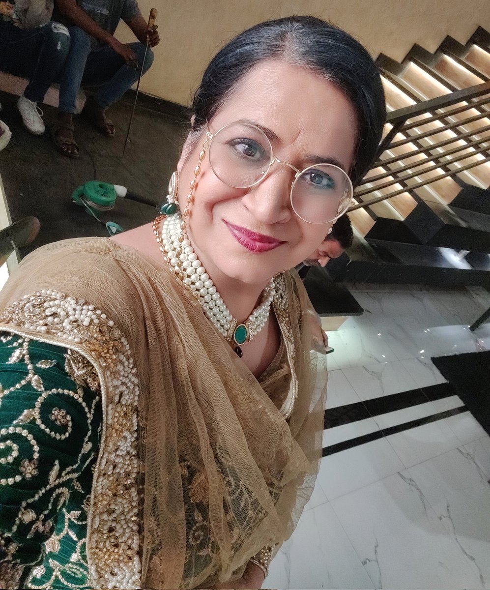 Spread love everywhere you go, let no one ever come to you without leaving happier. 
#bindiyasarkar  #dangaltvchannel  #OOTD  #onset  #actorslife  #photo #SaturdayMorning  #Twitter  #swarnabharat  #Mumbai